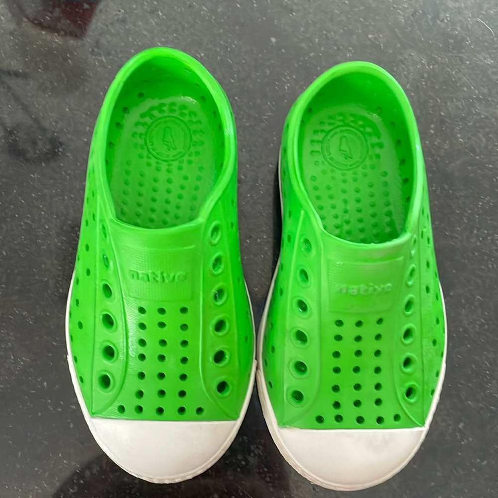 Native green toddler size 7 shoes